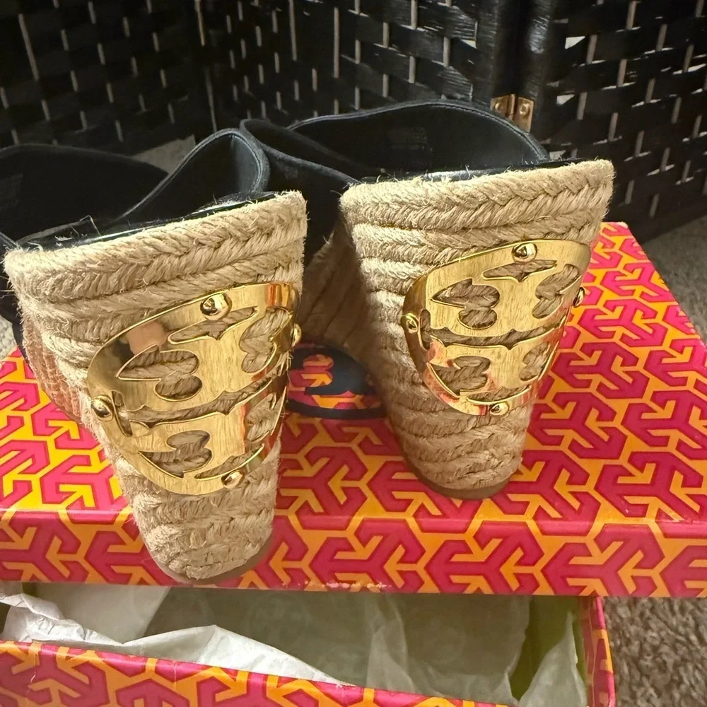 Tory Burch Black Sandals Criss-Cross Design